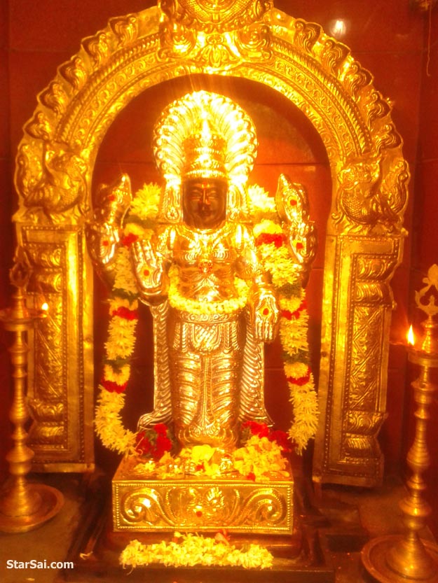 Goddess Parvathi as Thaiyalnayagi glittering - Turning her to Gold